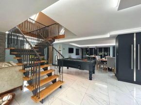 Moonsticks House - Exquisite Property, Sleeps 14